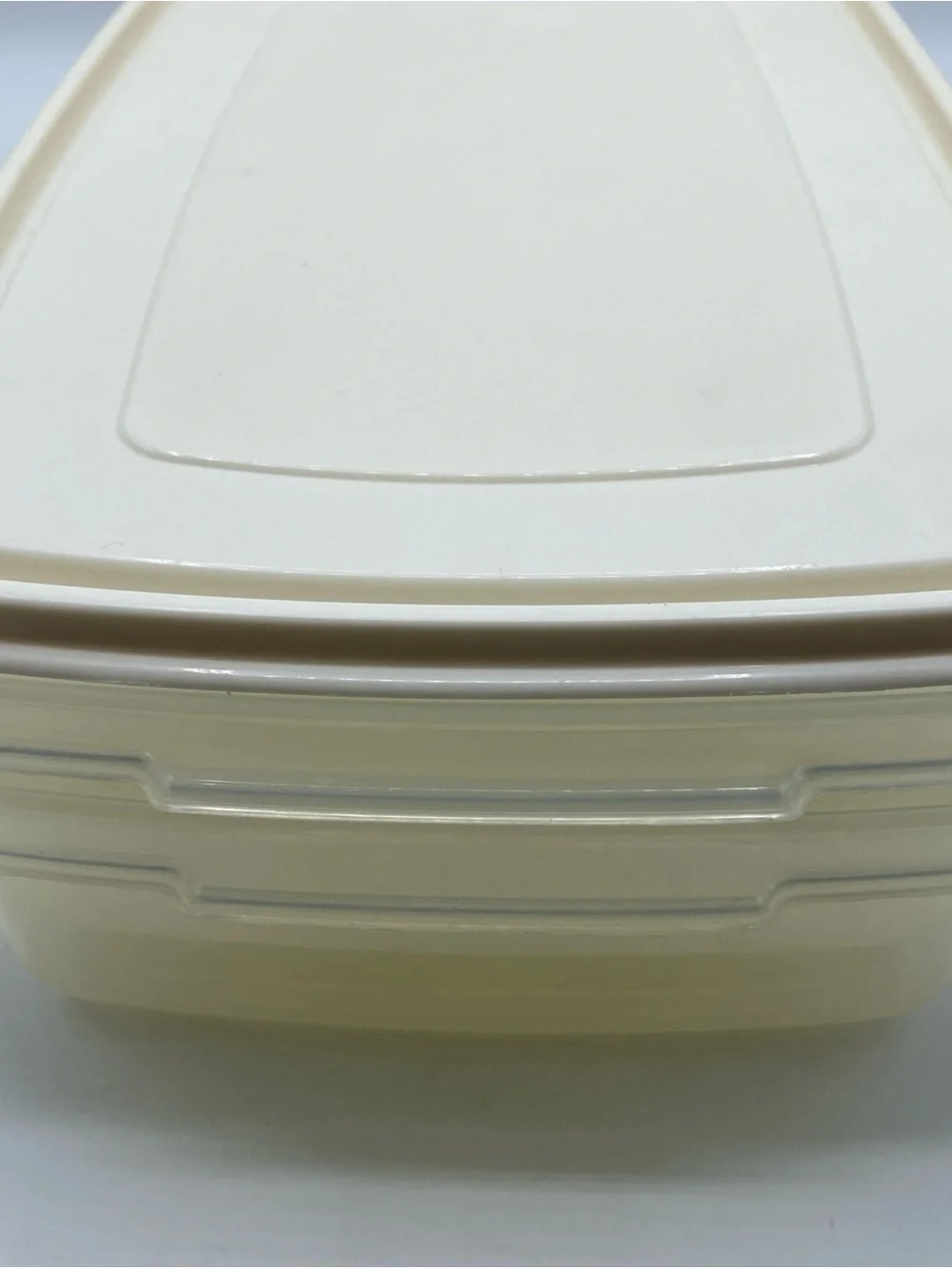 2 Vintage Rubbermaid Servin Saver #7 Rectangle 17 Cup 0006 Sheer & 1 Almond Lid